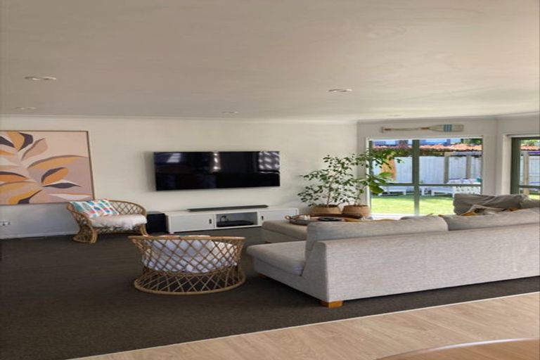 Photo of property in 43 Walton Street, Red Beach, 0932