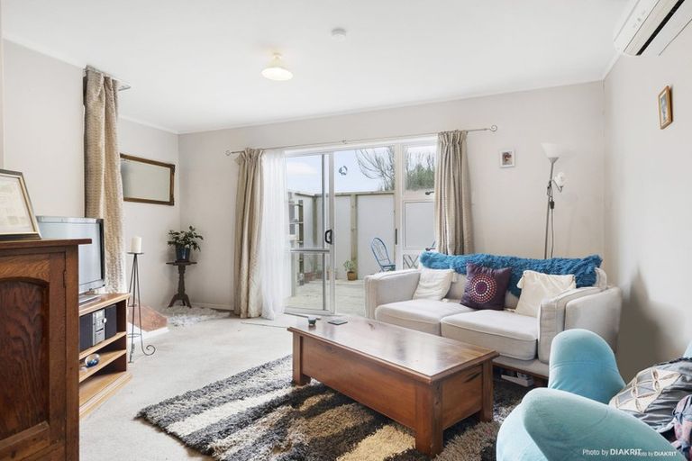 Photo of property in 27b Omega Street, Newlands, Wellington, 6037