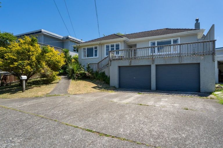 Photo of property in 8 Spenmoor Street, Newlands, Wellington, 6037