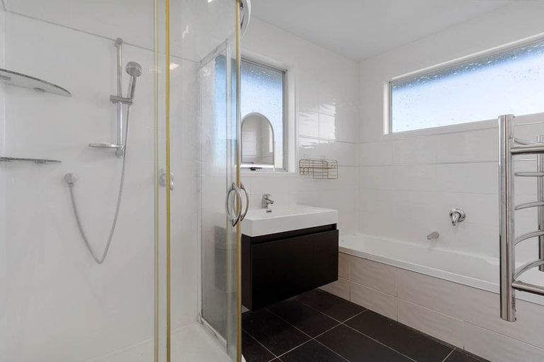 Photo of property in 38 Sunline Avenue, Massey, Auckland, 0614