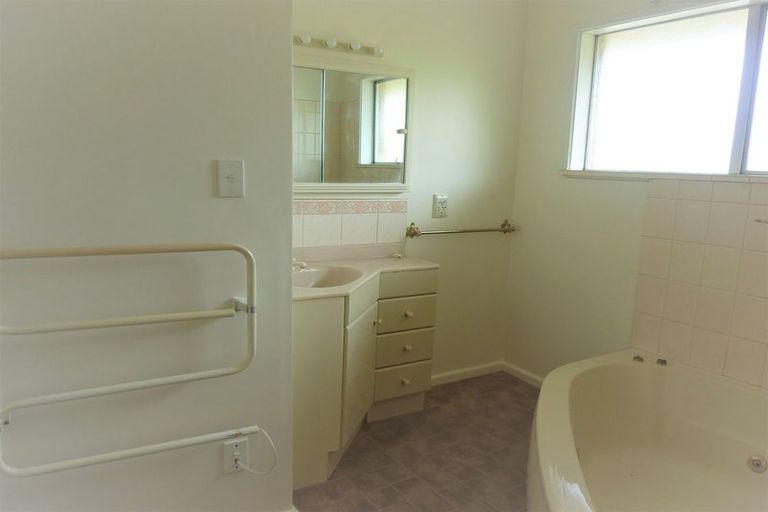Photo of property in 7 Hillcrest Place, Avonhead, Christchurch, 8042