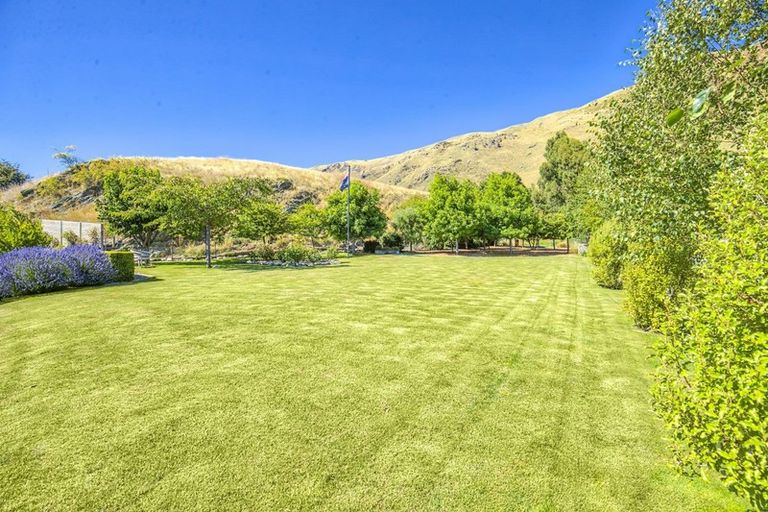 Photo of property in 17 Foxglove Heights, Wanaka, 9305