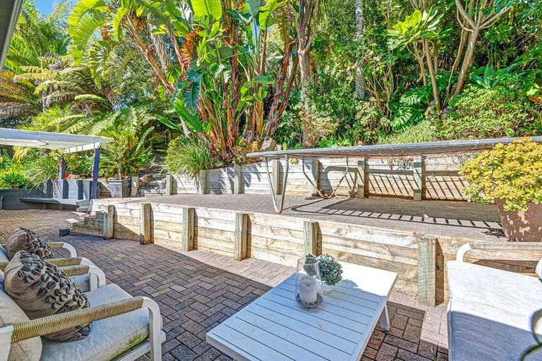 Photo of property in 2/8 Heatherleigh Rise, Northcross, Auckland, 0632