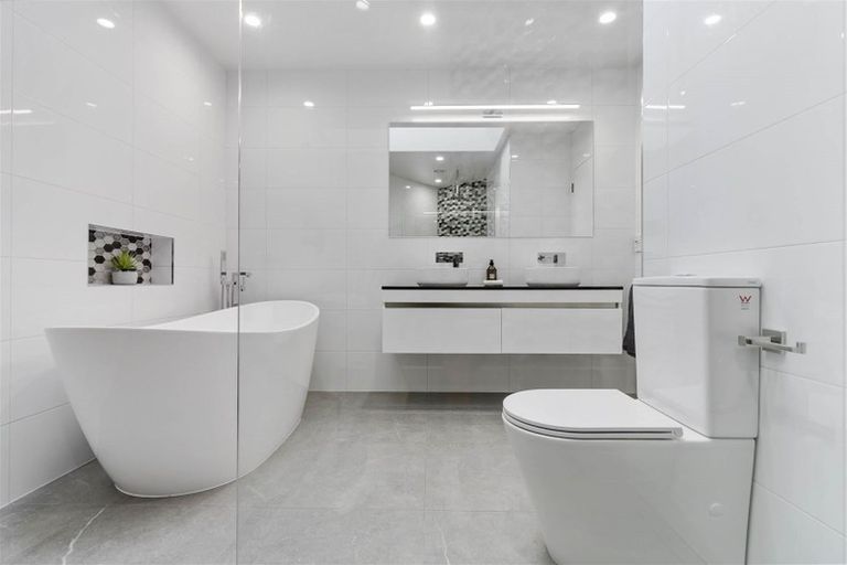 Photo of property in 11 Tyrico Close, Unsworth Heights, Auckland, 0632