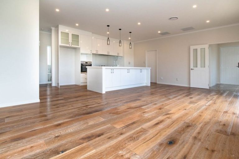 Photo of property in 8 Franheim Crescent, Orewa, 0931