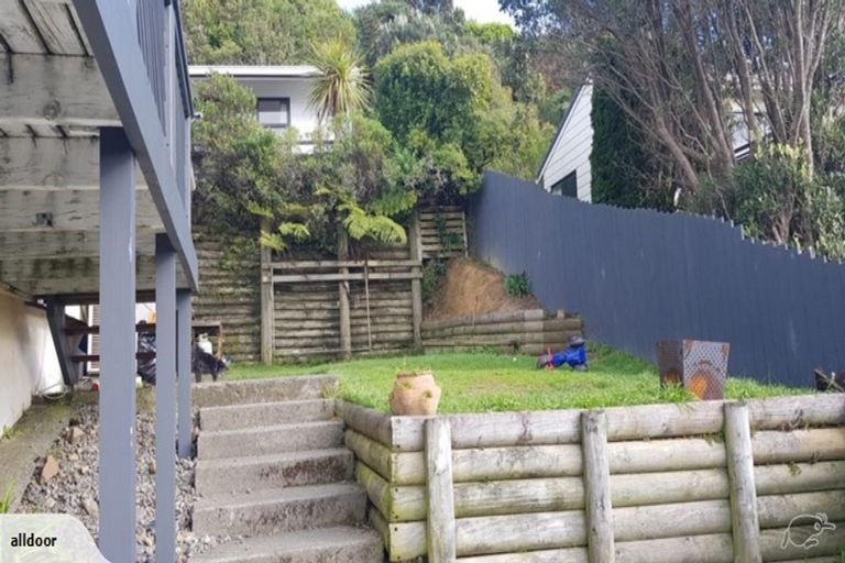 Photo of property in 21a Fernhaven Grove, Newlands, Wellington, 6037