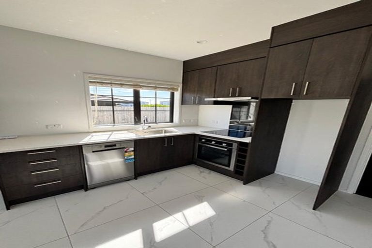 Photo of property in 10 Poutawa Lane, Clarks Beach, 2122