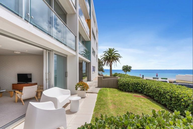 Photo of property in Seaview Apartments, 3/64 Milford Road, Milford, Auckland, 0620