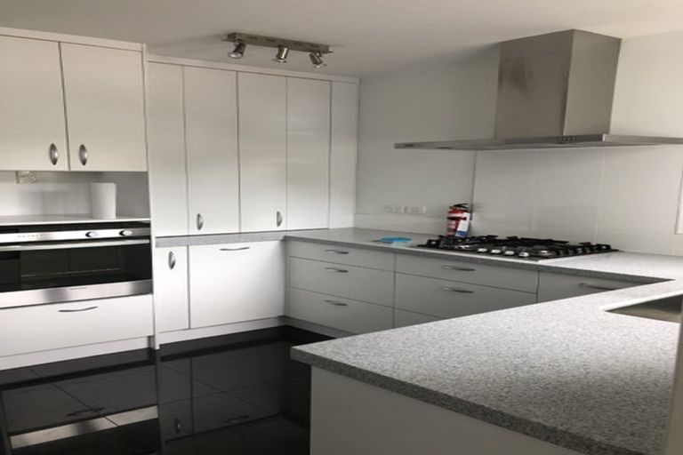 Photo of property in 2/9 College Road, Northcote, Auckland, 0627