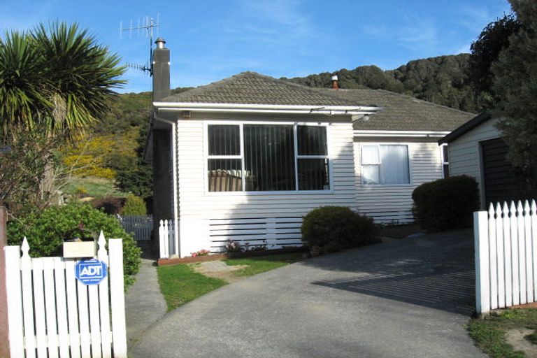 Photo of property in 11 Gardiner Grove, Wainuiomata, Lower Hutt, 5014