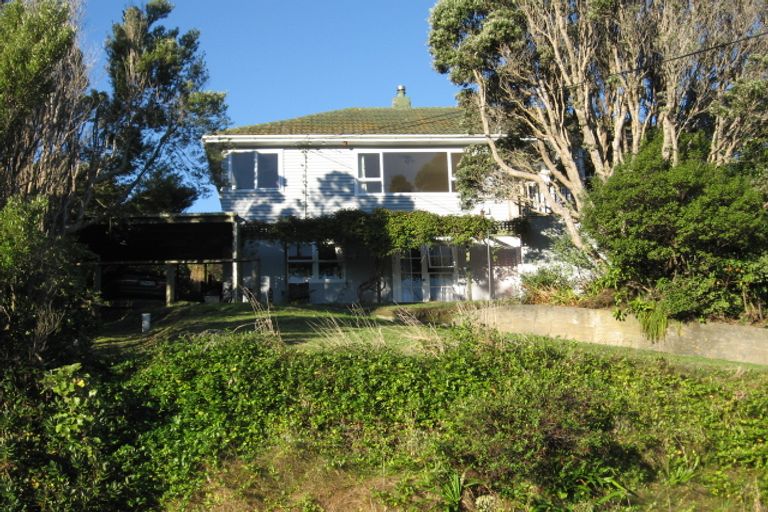 Photo of property in 11 Miles Crescent, Newlands, Wellington, 6037