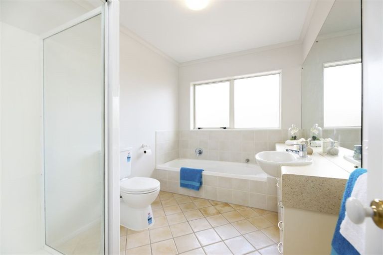 Photo of property in 15 Hillwell Drive, Henderson, Auckland, 0612