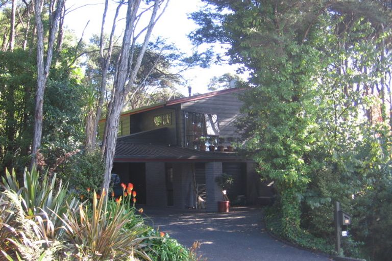 Photo of property in 1 Kaurimu Rise, Titirangi, Auckland, 0604