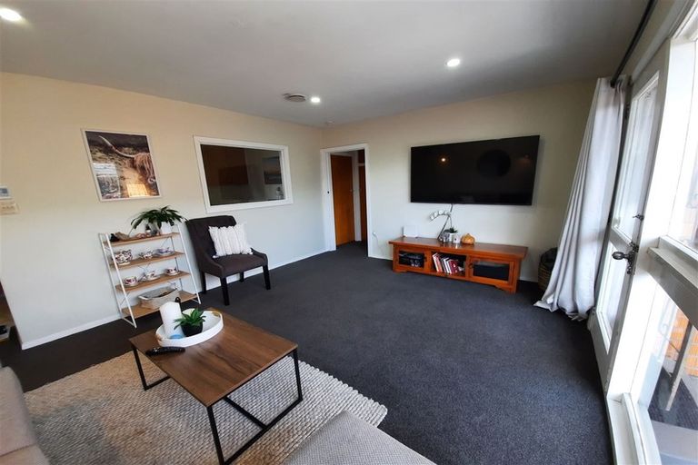 Photo of property in 43 Prestons Road, Redwood, Christchurch, 8051