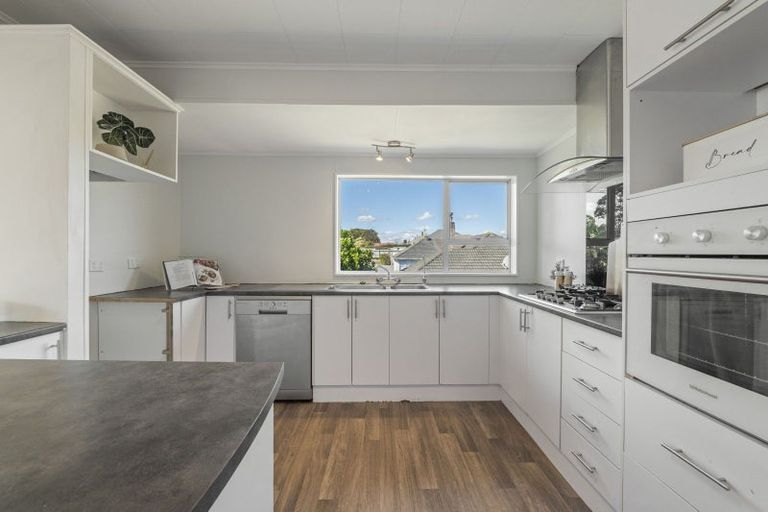 Photo of property in 94 Omata Road, Marfell, New Plymouth, 4310