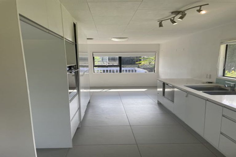 Photo of property in 11 Santiago Crescent, Unsworth Heights, Auckland, 0632