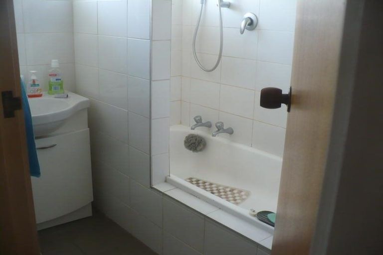 Photo of property in 1b/2 Divich Avenue, Te Atatu South, Auckland, 0610