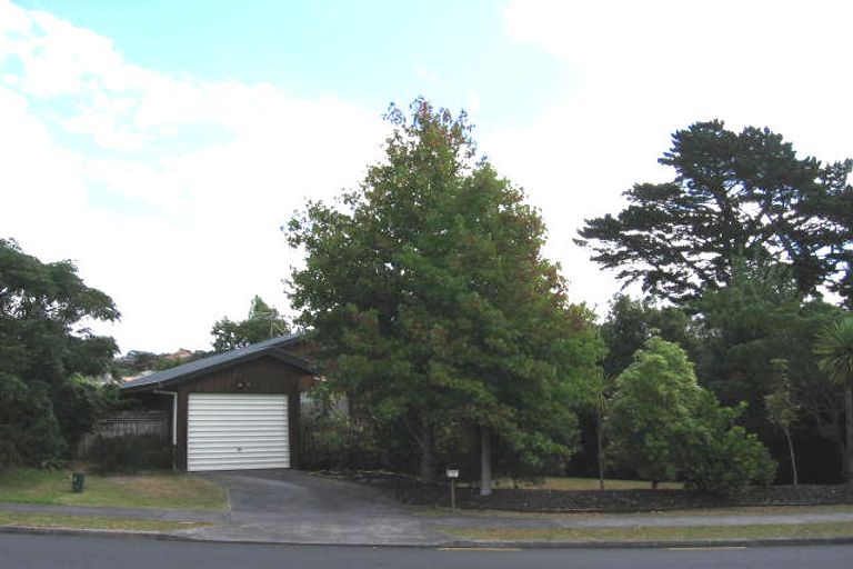 Photo of property in 1/52 Unsworth Drive, Unsworth Heights, Auckland, 0632