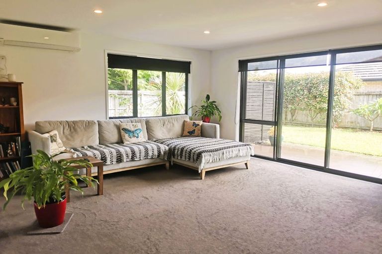 Photo of property in 16 Roto View, One Tree Point, 0118
