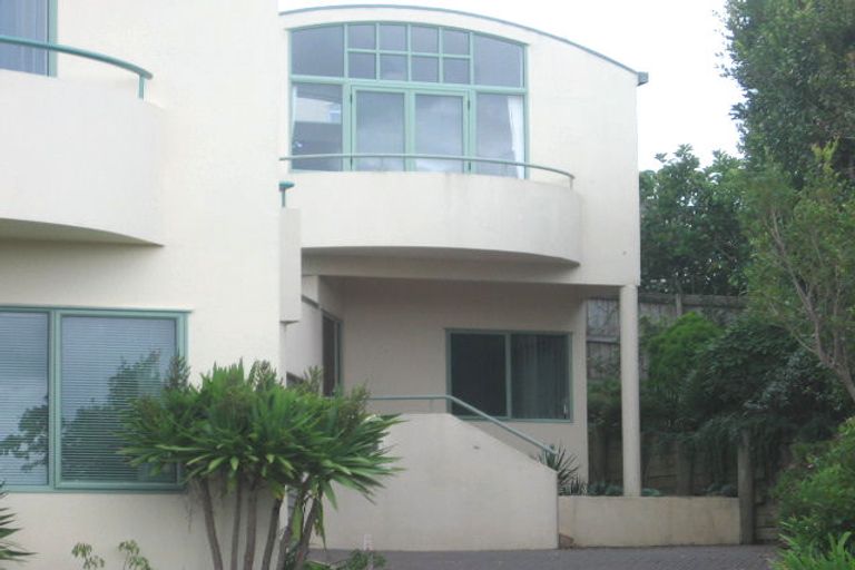 Photo of property in 1/7 Kaihu Street, Northcote, Auckland, 0627