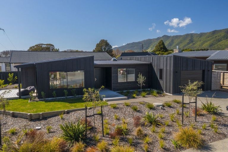 Photo of property in 9 Kaiwaru Place, Waikanae, 5036