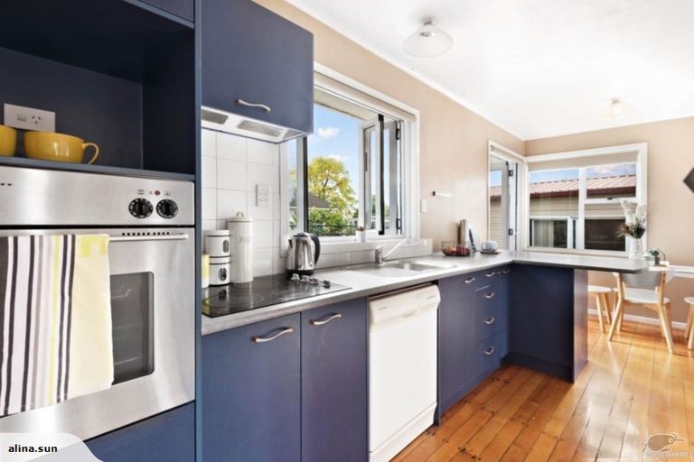 Photo of property in 10 Harry Ward Place, Henderson, Auckland, 0610