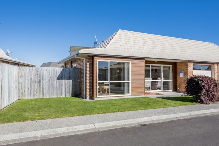 Photo of property in Rangeview Villas, 22/9 Fuller Close, Levin, 5510