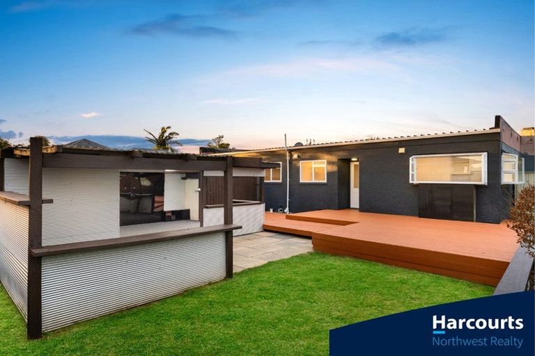 Photo of property in 188 Waimumu Road, Massey, Auckland, 0614