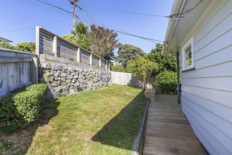 Photo of property in 51 Glanmire Road, Newlands, Wellington, 6037