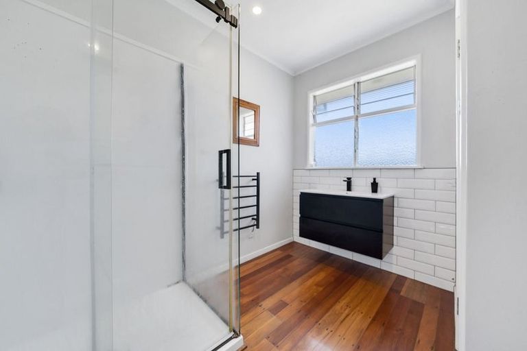 Photo of property in 11 Eastglen Road, Glen Eden, Auckland, 0602