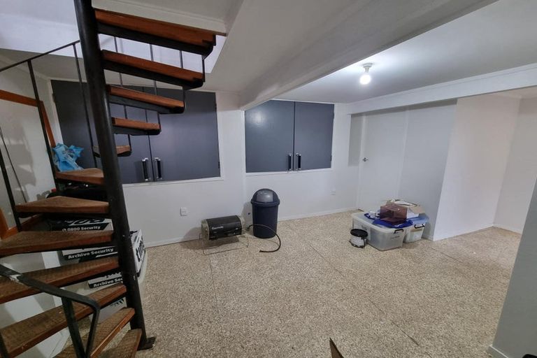 Photo of property in 1 Selwyn Crescent, Forrest Hill, Auckland, 0620