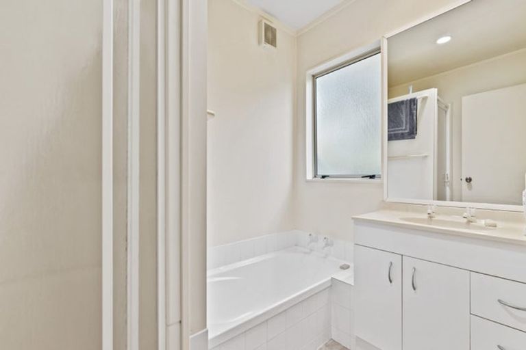 Photo of property in 2/30 Sunset Road, Unsworth Heights, Auckland, 0632