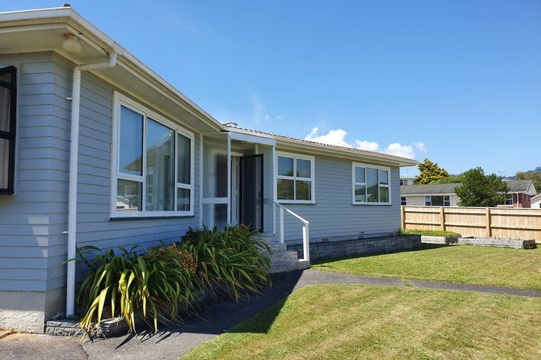 Photo of property in 2 Whirinaki Crescent, Heretaunga, Upper Hutt, 5018