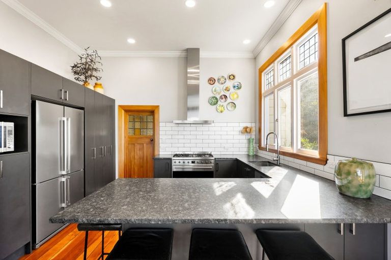 Photo of property in 16 Brewster Street, Bluff Hill, Napier, 4110