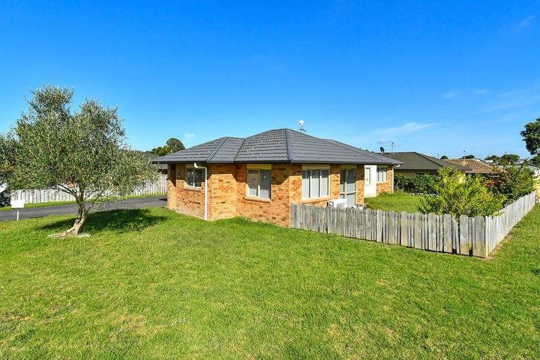 Photo of property in 1 Loughinisland Place, Weymouth, Auckland, 2103