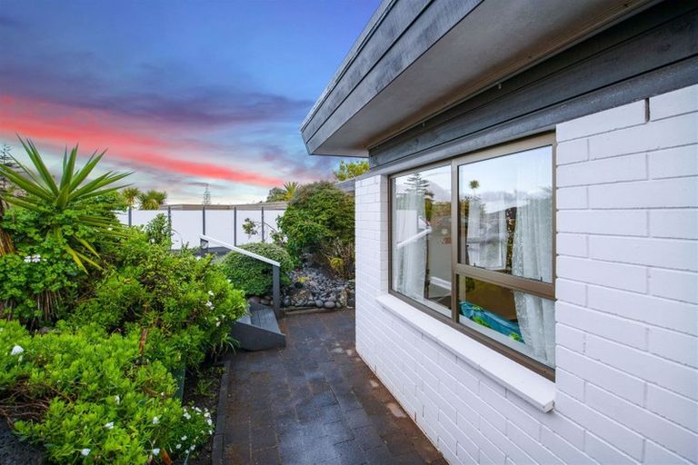 Photo of property in 2/262 Don Buck Road, Massey, Auckland, 0614