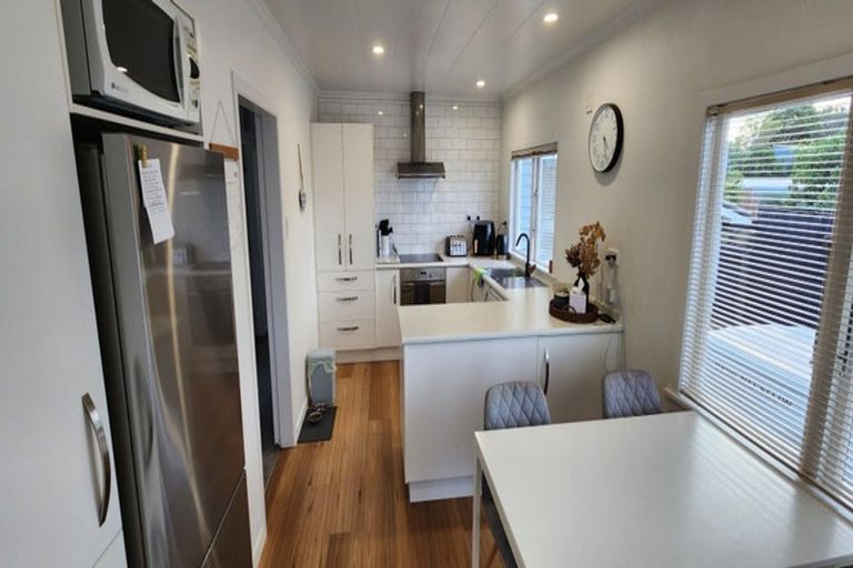 Photo of property in 60 Awanui Street, Merrilands, New Plymouth, 4312