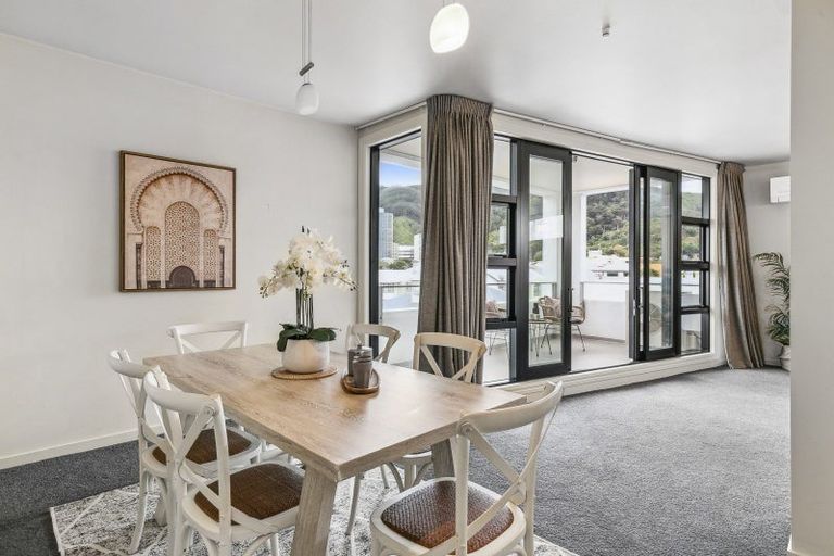 Photo of property in Endeavour Apartments, 8/125 Thorndon Quay, Pipitea, Wellington, 6011