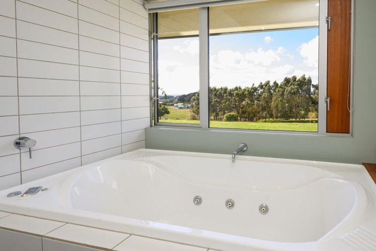 Photo of property in 17 Oram Drive, Turitea, Palmerston North, 4472