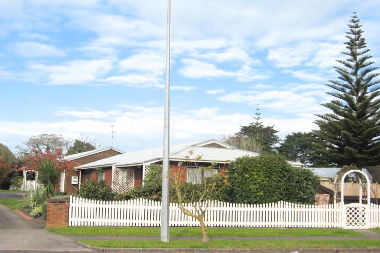 Photo of property in 2/70 Carnoustie Drive, Wattle Downs, Auckland, 2103