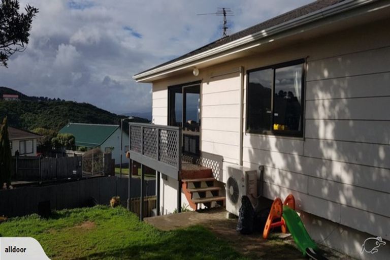 Photo of property in 21a Fernhaven Grove, Newlands, Wellington, 6037