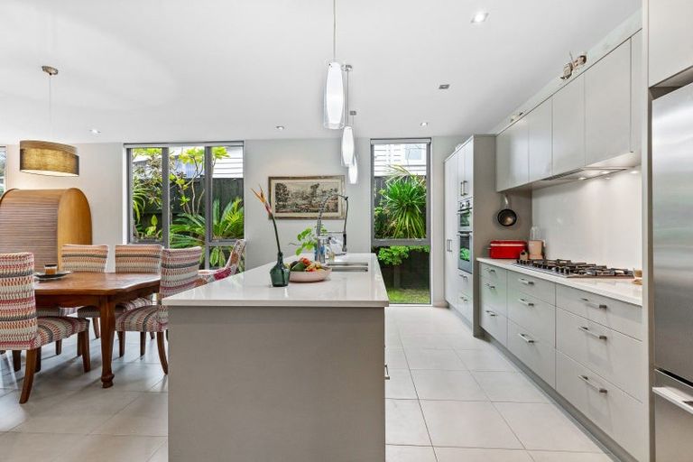 Photo of property in 7 Merani Street, Narrow Neck, Auckland, 0622