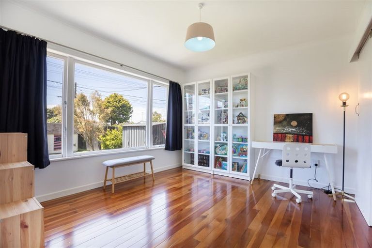 Photo of property in 16 Taikata Road, Te Atatu Peninsula, Auckland, 0610