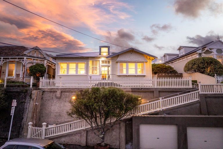 Photo of property in 16 Mariri Road, Kelburn, Wellington, 6012