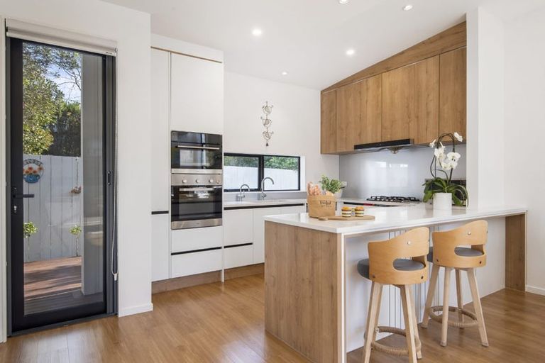 Photo of property in 61b Knights Road, Rothesay Bay, Auckland, 0630