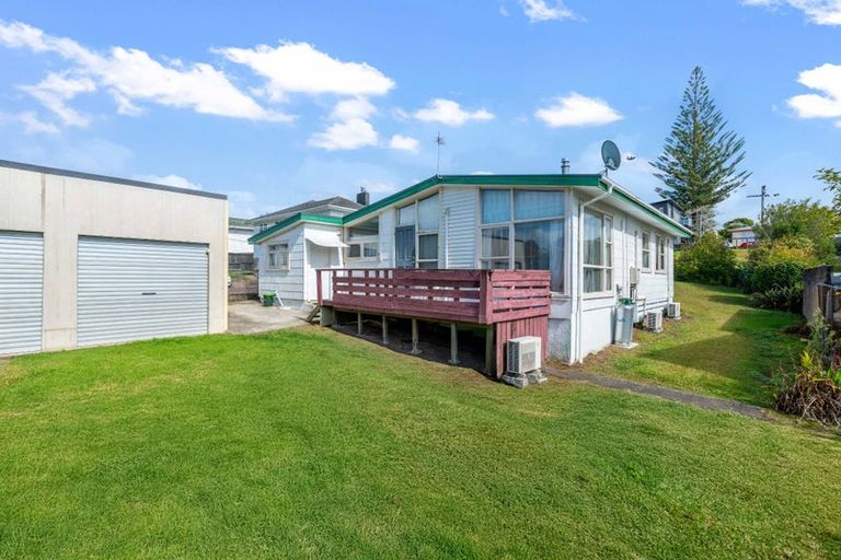Photo of property in 35 Beaubank Road, Kelston, Auckland, 0602