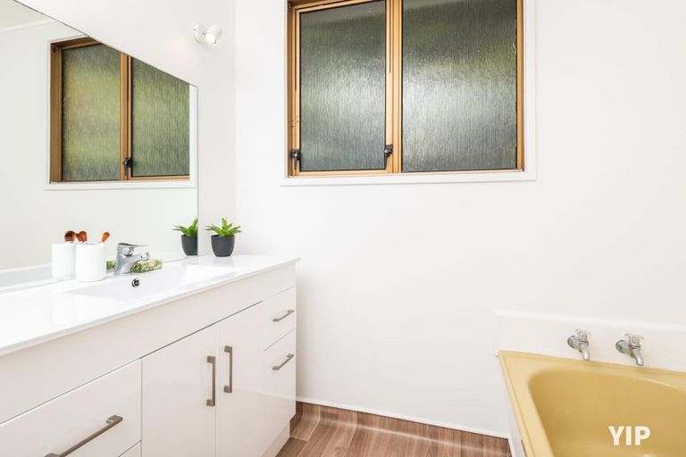 Photo of property in 7 Ruskin Road, Newlands, Wellington, 6037