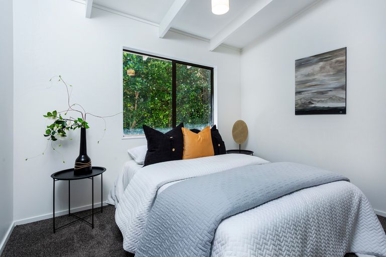 Photo of property in 2/17 Winifred Avenue, Bayview, Auckland, 0629