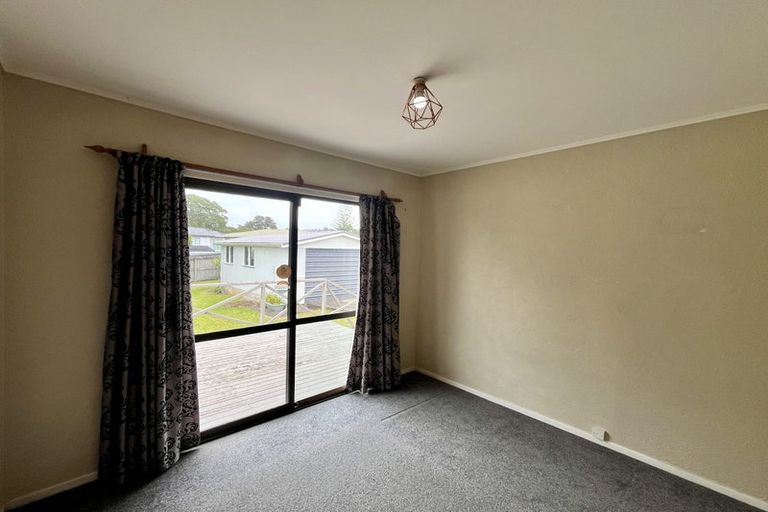 Photo of property in 11 La Rosa Street, Green Bay, Auckland, 0604