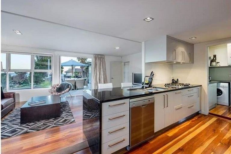 Photo of property in 8 Taumata Road, Castor Bay, Auckland, 0620